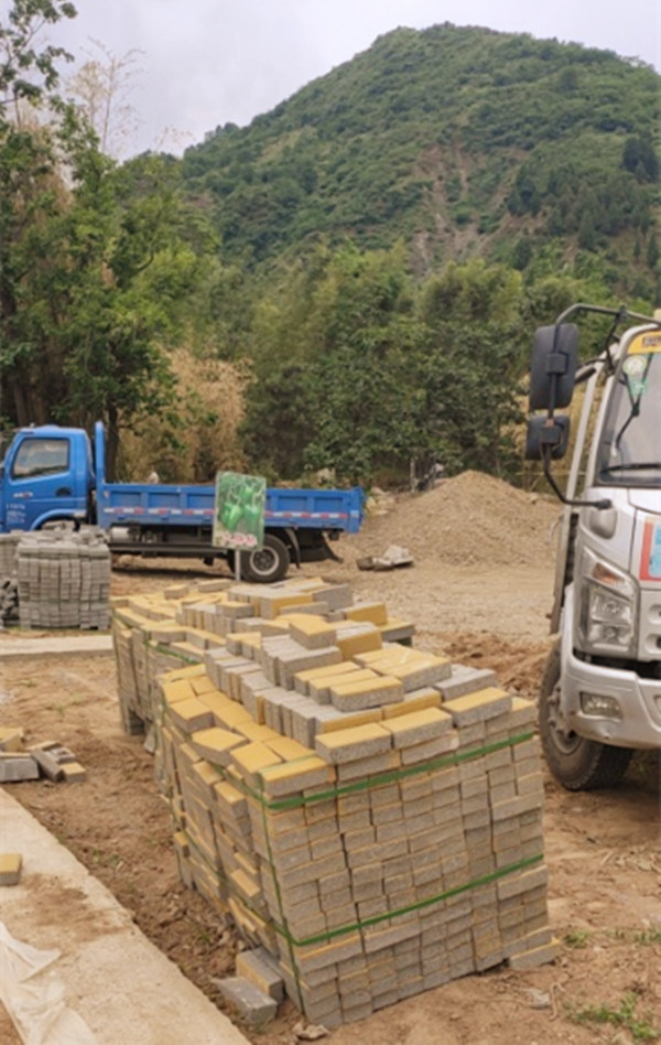 洛陽(yáng)市洛寧縣溝門村透水磚工程施工中~